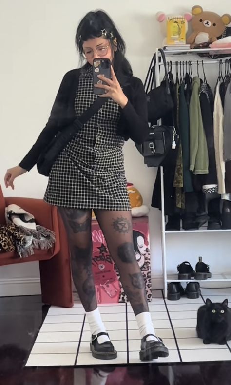 Jazzy Aesthetic, Cute Alternative Outfits, Grunge Fall Outfits, Corporate Goth, Fall Ootd, Alt Outfits, Tumblr Outfits, Tights Outfit, Fashion Mistakes