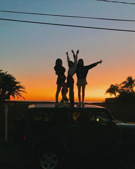 Sunset Friends, Midnight City, Sister Poses, Friends Cute, Tumblr Pics, Photo Logo Design, Best Friend Photos, Cute Aesthetic, Photo Logo