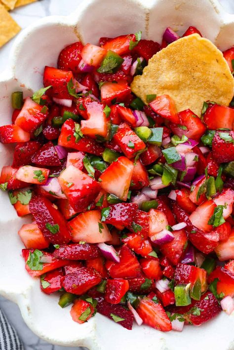 Strawberry Salsa (5 Ingredients) Strawberry Salsa Recipe, Fish Pasta, Strawberry Salsa, Homemade Salsa Recipe, Refreshing Snacks, Cowboy Caviar, Fruit Salsa, Homemade Salsa, Easy Strawberry