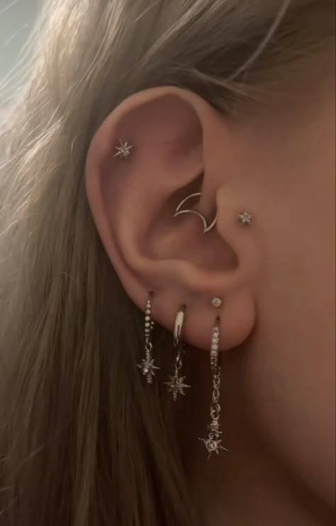 Cute Piercings For Teens, Quadruple Ear Piercing, Triple Lobe Earring Ideas, Picerings Ideas Ear, Arrow Ear Piercing, Charli Damelio Ear Piercings, Trilogy Ear Piercing, Earring Silver Aesthetic, Silver Earring Inspiration