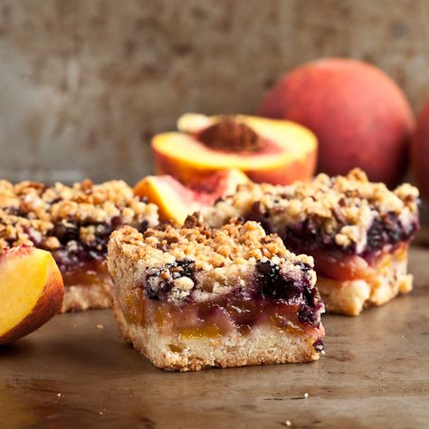 These Peach Blueberry Crumb Bars are bursting with peaches and blueberries. Sitting on top of a buttery crust. Topped with a crunchy, crumbly topping. Blueberry Crumb Bars, Sweet Bars, Blueberry Bars, Crumb Bars, Irish Accent, Peach Blueberry, Peach Crisp, Berry Pie, Vanilla Bean Ice Cream