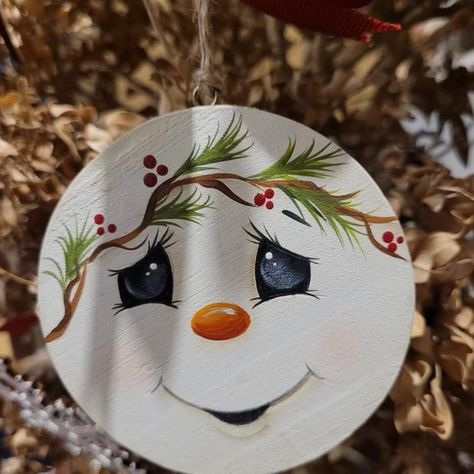 Painting Snowman Faces, Handpainted Wooden Christmas Ornaments, Painted Snowman Faces, Snowman Faces To Paint, Cute Snowman Faces, Handpainted Christmas Ornaments, Snowman Christmas Decorations, Handmade Christmas Crafts, Snowman Faces