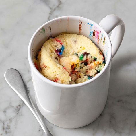 Dessert In Mug, Vanilla Mug Cake Recipe, Mug Desserts, Cake Lollipops, Jewish Desserts, Vanilla Mug Cake, Single Serve Cake, Chocolate Chip Mug Cake, Vanilla Mug Cakes