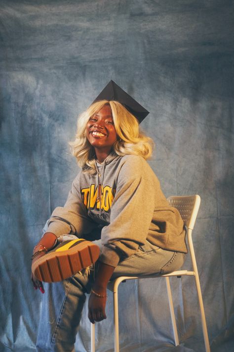 Sociology Graduation Photoshoot, Art Major Graduation Pictures, Grunge Graduation Pictures, 90s Graduation Photoshoot, Graduation Pics Aesthetic, Yearbook Graduation Pictures, Senior Photos Black Women, Pepperdine Graduation, Graduation Photos Black Women