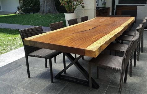 Elija su propio corte de madera para crear una mesa de madera única para el exterior. Painting Outdoor Wood Furniture, Exterior Door Frame, Outdoor Wood Table, Wood Outdoor Furniture, Cafe Exterior, Wooden Outdoor Furniture, Apartment Exterior, Outdoor Wood Furniture, Exterior Stairs