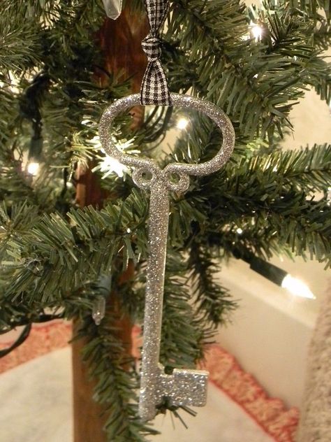 Glitter Key Ornaments Skeleton Key Crafts, Old Key Crafts, Key Crafts, Santa Key, Kids Party Crafts, Christmas Eve Traditions, Santa's Magic Key, Old Decor, Magic Key