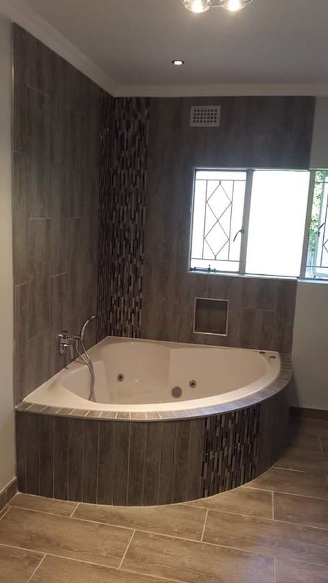 Corner Spa Bath, Curved Bath Panel Ideas Diy, Corner Jetted Tub Surround Ideas, Small Bathroom With Jacuzzi Tub, Jetted Tub Surround Ideas, Corner Bathtub Ideas, Bathroom With Corner Tub, Bath Panel Ideas Diy, Corner Tub Shower Combo