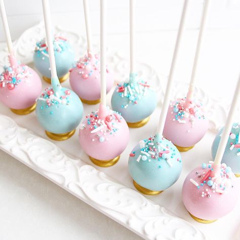 Pretty pink and blue cakepops for a gender reveal party by @behindsweetp! #sweetphilosophy Foto Gender Reveal, Surprise Dessert, Baby Reveal Party Decorations, Gender Reveal Cake Pops, Gender Reveal Dessert, Star Cake Pops, Gender Reveal Food, Gender Reveal Party Food, Baby Reveal Cakes