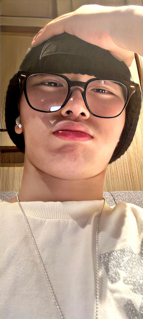 Choi San Boyfriend Material Lockscreen, San Ateez Selfie, Ateez San Boyfriend Material Wallpaper, Choi San Wallpaper Aesthetic, San Ateez Cute, San Ateez Boyfriend Material, San Wallpaper Aesthetic, San Hands, Choi San Aesthetic