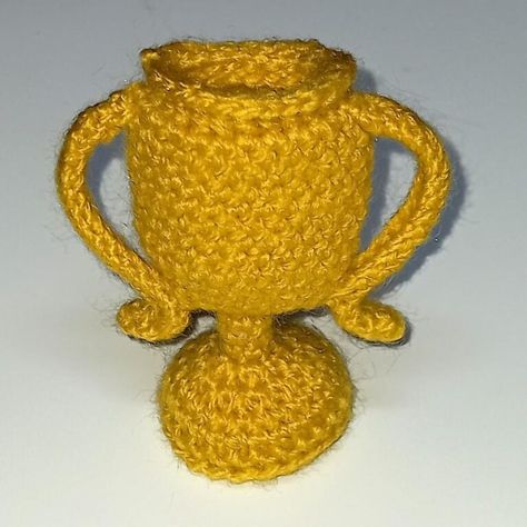 Trophy Amigurumi pattern - Sueños Blanditos Japanese Symbol, Gift Post, Crochet Needles, Red Yarn, Crochet Keychain, Amigurumi Free Pattern, Yarn Needle, Slip Stitch, Yarn Colors