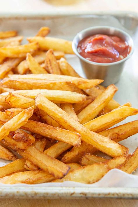 How to Make Homemade French Fries - Fifteen Spatulas Freeze French Fries, Types Of French Fries, French Fries Recipes, Potatoe Recipe, Potato Appetizer, Fries In Air Fryer, Fries Potatoes, Frozen Fries, French Fries At Home