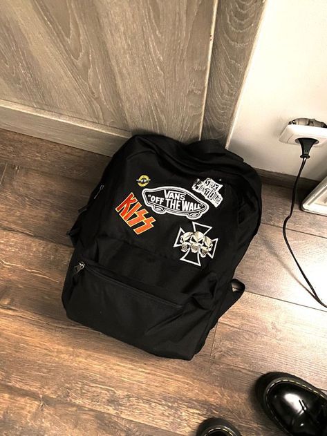 Backpack With Pins, Vans Aesthetic, Aesthetic Backpack, Backpack Outfit, Purse Essentials, Hot Bags, Vans Off The Wall, Fade To Black, Line Friends