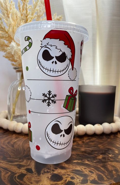 Christmas Tumblers Vinyl, Nightmare Before Christmas Theme, Nails Quotes, Pretty Crafts, Christmas Jack Skellington, Vinyl Tumblers, Reusable Tumbler, Cricut Christmas, Christmas Things