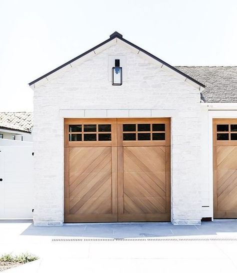 Gorgeous garage doors! Modern Garage Doors, Home Designs Exterior, Farmhouse Exterior Design, Wood Garage Doors, Kursi Bar, Garage Door Design, Modern Garage, Modern Farmhouse Exterior, Casa Exterior