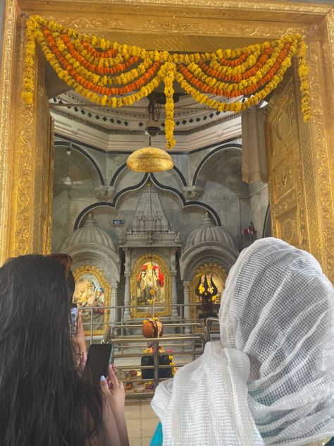 Temple Girl Aesthetic, Muskaan Core, Hindu Girl Aesthetic, Vrindavan Photo, Taj Mahal Photo, Vrindavan Photography, Desi Girl Aesthetic, Mathura Vrindavan, Vrindavan Photography Pictures