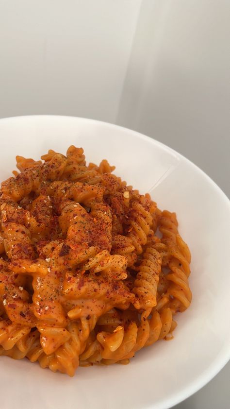 Spicy Vodka Pasta, Vodka Pasta, Cheesy Pasta, Food Babe, Food Therapy, Yummy Comfort Food, Food Recepie, Food Diary, Food Obsession