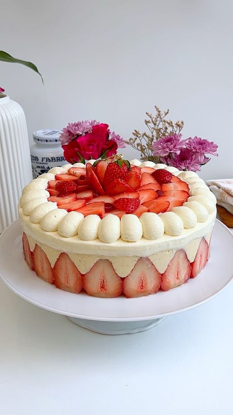 Soohyun Lee | Creamy basque cheesecake made with a food processor🤍 This one tastes even better after a couple of days in the fridge. You can also make … | Instagram تشيز كيك بالفراولة, Mousseline Cream, Fraisier Cake, Fresh Fruit Cake, Dessert Restaurants, Cream Fresh, Strawberry Syrup, Easy Baking Recipes Desserts, Strawberry Cakes