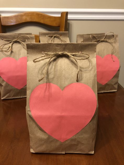 Brown paper bag, construction paper heart and jute twine 💕 Valentines Brown Paper Bag Ideas, Valentine Bags, Bag Construction, Valentine Art Projects, Valentine Art, Cadeau Parents, Sunday School Crafts For Kids, Preschool Valentines, Bag Toppers