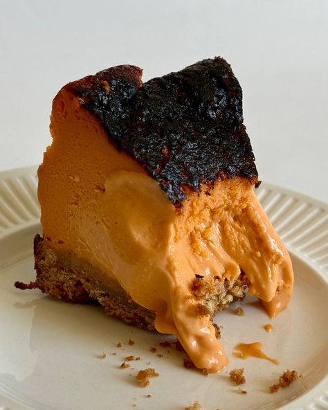 Burnt Basque Cheesecake Recipe, Basque Cheesecake Recipe, Tea Cheesecake, Cake Picnic, Recipes Pastry, Burnt Basque Cheesecake, Minimal Cake, Teh Tarik, Basque Cheesecake