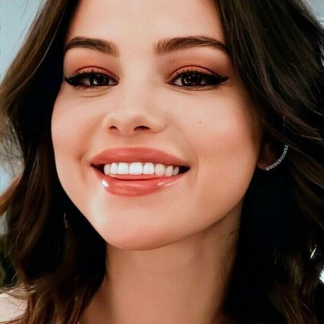 Selena Gomez Teeth, Selena Gomez Makeup Eyes, Charlie Demilio, Selena Gomez Makeup, Dove Cameron Style, Pretty Movie, Selena Gomez Outfits, Selena Gomez Pictures, Selena G