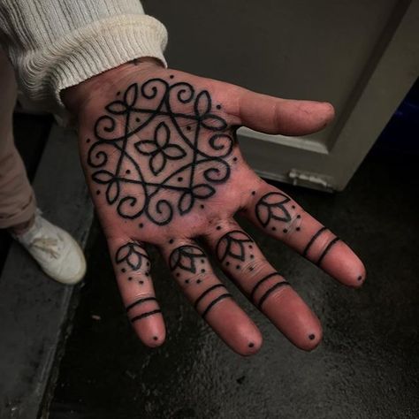 Finger Tattoos Ornamental, Ornamental Finger Tattoos For Women, Small Ornamental Tattoo Hand, Palm Tattoo Hand, Finger Adornment Tattoo, Ornamental Finger Tattoo, Punk Tactics, Hand Palm Tattoos, Palm Tattoo