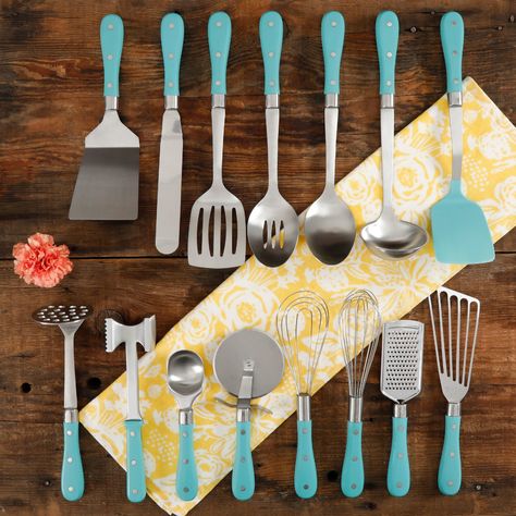 A 15-piece kitchen tool set to tackle cooking any dish your mind can conceive of. Pioneer Woman Kitchen, Balloon Whisk, Country Kitchens, House Of Turquoise, Kitchen Colour Schemes, Kitchen Utensil Set, Cooking Gadgets, The Pioneer Woman, Kitchen Color