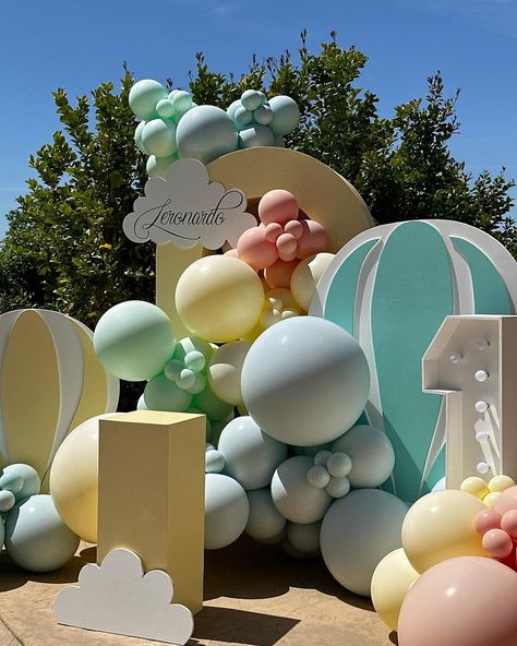 Custom design! HOT AIR BALLOONS! ☁️🤩 #sacramento #sacramento #sacramentoevents #sacramentoballoons #birthday #weddingvenue… | Instagram Hot Air Balloon Event Decor, Baloon Decorations For Birthday, Hot Air Balloon Birthday Theme, Balloon Birthday Themes, Backyard Party Decorations, Hot Air Balloon Design, Balloon Designs, Baby Shower Theme Decorations, Kids Deco