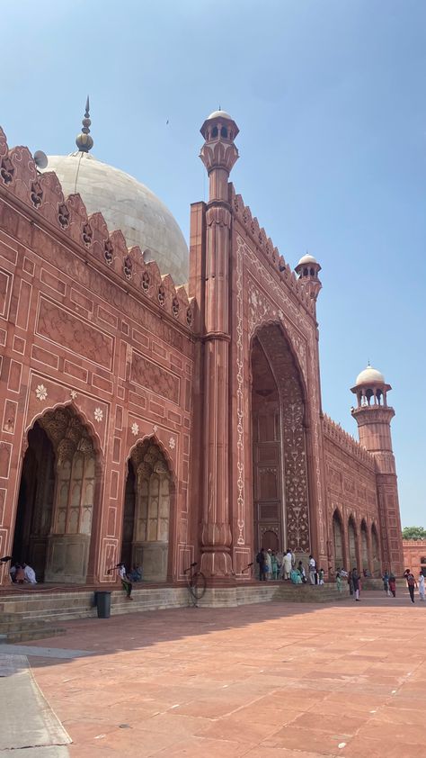 Badshahi Masjid Aesthetic, Pakistani Buildings, Pakistan Asthetic Pics, Pakistani Architecture, Pakistan Aesthetic, Badshahi Mosque, Multan Pakistan, South Asian Aesthetic, Pakistani Culture