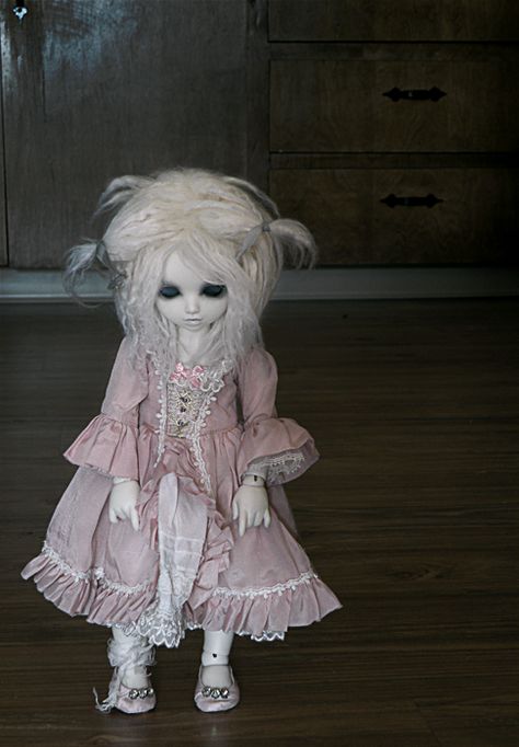 creepy cute | How to make cute creepy by Arenheim Wicked Dolls, Zombie Crafts, Creepy Doll Halloween, Creepy Baby Dolls, Cute Creepy, Haunted Dollhouse, Broken Doll, Creepy Halloween Decorations, Creepy Doll