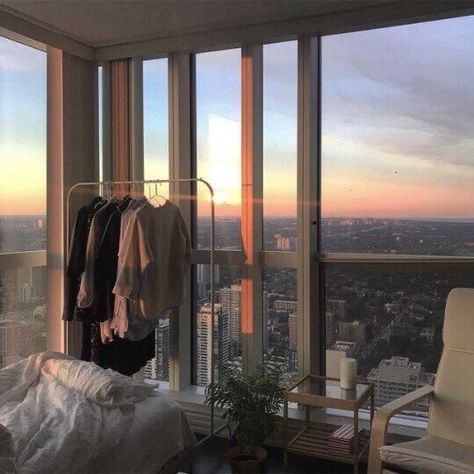 ✧･ﾟ: *✧･ﾟ:* ✧*:･ﾟ✧ on Twitter: "manifesting this to be my view for my future apartment.… " City Apartment Aesthetic, Apartamento New York, Apartment Goals, Lots Of Windows, Casa Vintage, Apartment Aesthetic, Room Goals, New York Apartment, Aesthetic Rooms