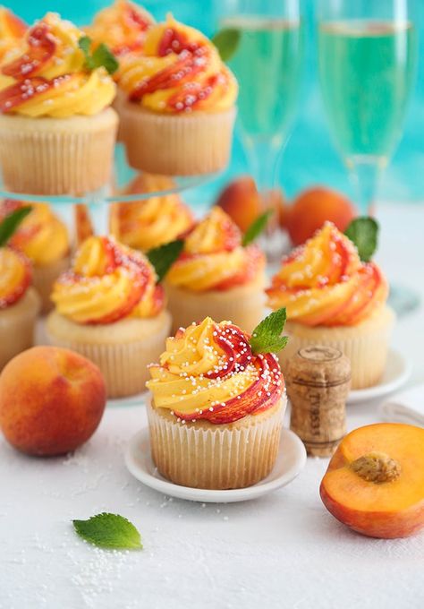 Peach Cheesecake Cupcakes, Fancy Peach Desserts, Peach Bellini Cupcakes, Spring Themed Desserts, Fancy Baking Recipes, Cute Party Snacks, 70s Cupcakes, Japanese Cupcakes, Summer Cupcakes Ideas