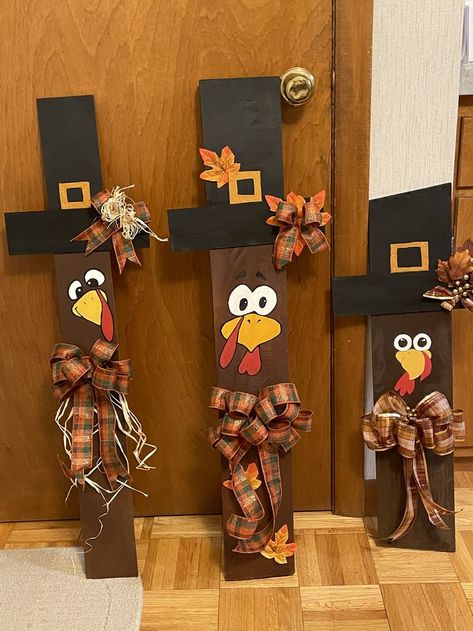 haw cute thanksgiving bookmarks Scrap Wood Turkey, Thanksgiving Pallet Signs, Turkey Welcome Sign, Pilgrim Decorations Diy, Turkey Porch Sign, Turkey Signs Wood, Fall Wood Blocks Diy, Wood Thanksgiving Decorations, Pallet Turkey Diy Projects