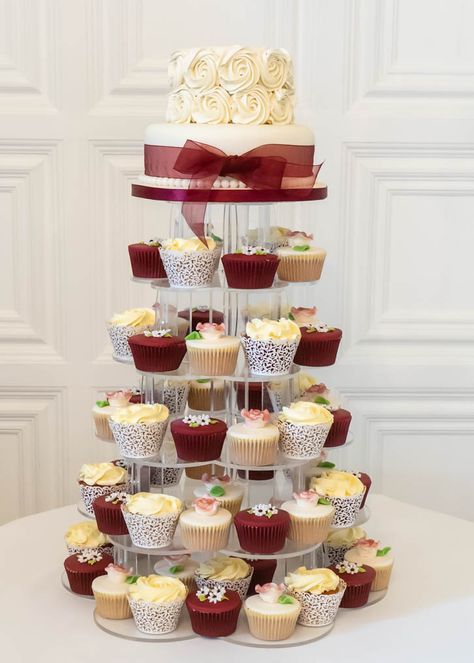 Small Wedding Cakes With Cupcakes Simple, Wedding Cupcakes Burgundy, Wedding Cake Ideas With Cupcakes, Small Wedding Cakes With Cupcakes, Fall Wedding Cakes With Cupcakes, Wedding Cupcakes Ideas Simple, Winter Themed Cupcakes, Wedding Canapés, Daisy Wedding Cakes