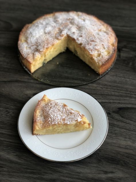 Dutch Apple Cake - A Bee Bakes Dutch Apple Cheesecake, Dutch Apple Topping Recipe, Dutch Apple Cake Recipe Easy, Apple Dutch Oven Dessert, Apple Pudding Cake, Apple Pie Dutch Oven, Dutch Apple Cake, Sour Cream Muffins, Apple Custard