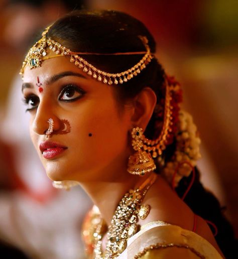 Stunning Telugu Bride and her diamond jewellery Indian Bridal Looks, Bridal Sarees South Indian, Indian Bridal Photos, Indian Bride Outfits, Gold Necklace Indian Bridal Jewelry, Indian Bridal Hairstyles, Indian Bridal Wear, Bridal Hair Jewelry, Wedding Jewellery Collection