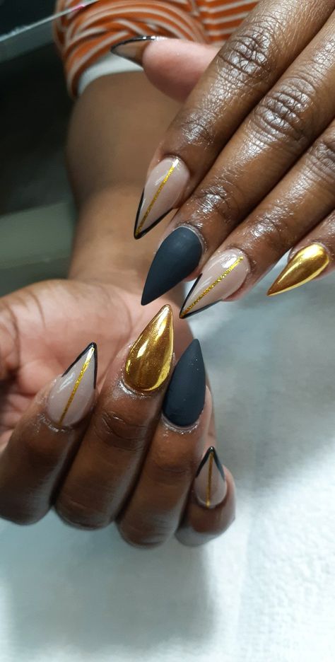 Stiletto Nails Fall Colors, Matte Black Nails With Gold, Simple Gold Nail Designs, Black And Gold Gel Nails, Gel Overlay Nails, Almond Shaped Nails Designs, Gold Gel Nails, Black Stiletto Nails, Black Gold Nails