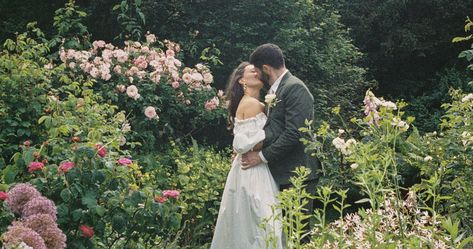 A Charming Garden Wedding in the English Countryside Outdoor English Wedding, English Cottage Wedding, English Countryside Wedding Aesthetic, English Country Garden Wedding, English Countryside Wedding Reception, British Countryside Wedding, European Garden Wedding, English Countryside Wedding, English Country Wedding