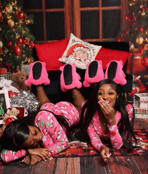 Christmas Photo Shoot Friends, Christmas Sister Photoshoot, Bestie Christmas Photoshoot, Best Friend Christmas Photoshoot, 90s Pajamas, Christmas Pajamas Photoshoot, Christmas Pajama Pictures, Girlfriends Photoshoot, Bestie Photoshoot