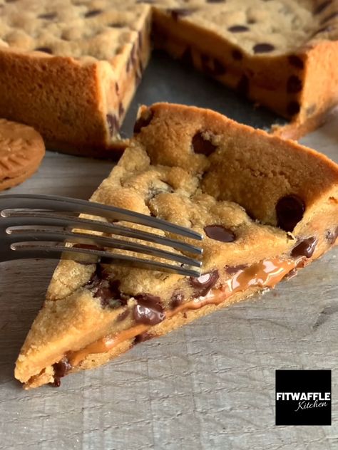 Biscoff Cookie Pie, Lotus Biscoff Spread, Chocolate Chip Cookie Pie, Biscoff Recipes, Chocolate Chip Pie, Biscoff Cake, Giant Chocolate Chip Cookie, Biscoff Spread, Chocolate Chip Cookie Cake