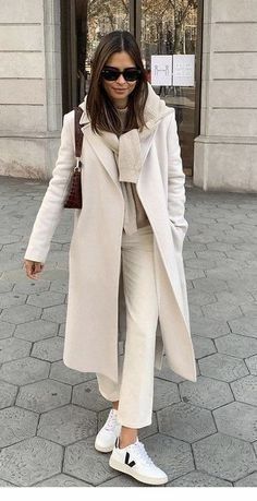 White Coat Outfit, Casual Chique Stijl, Giacca In Tweed, Chique Outfit, Winter Fashion Outfits Casual, Chique Outfits, Casual Chique, Beige Outfit, Casual Outfit Inspiration