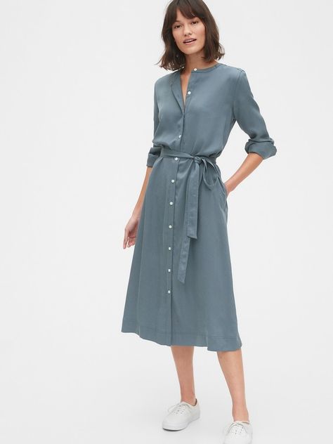 Button Front Midi Shirtdress in TENCEL. Long sleeves with button cuffs.Ladies shirt dresses for sale. Women's shirt dresses summer#ButtonFrontMidiShirtdres #MidiShirtdress #Shopstyle Attractive Dresses, Casual Work Dresses, Nursing Fashion, Shirt Dress Outfit, Elegante Casual, Twill Weave, Spring Fashion Trends, Midi Shirt Dress, Shirtdress