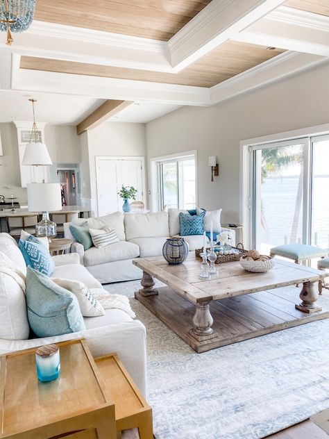 Living Room Coastal Style, Modern Beach Living Room, Elegant Coastal Living Room, Modern Coastal Living Room, Modern Family Room, Beach Style Living Room, Living Room Coastal, Coastal Decorating Living Room, Beach Living Room