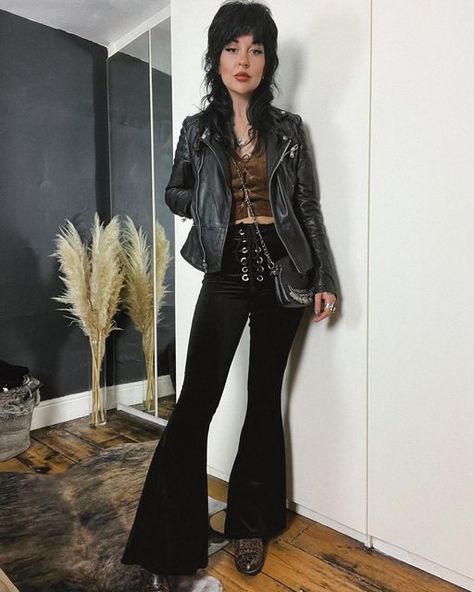 Rockstar Ideas Outfit, Metal Band Outfits Women, Bell Bottom Jeans Outfit Grunge, Rockstar Glam Outfits, 70s Rock Outfits Women, Rocker Girl Outfits Rock Style, 80s Rocker Fashion, 80s Fashion Rocker Women, 70s Rockstar Outfits