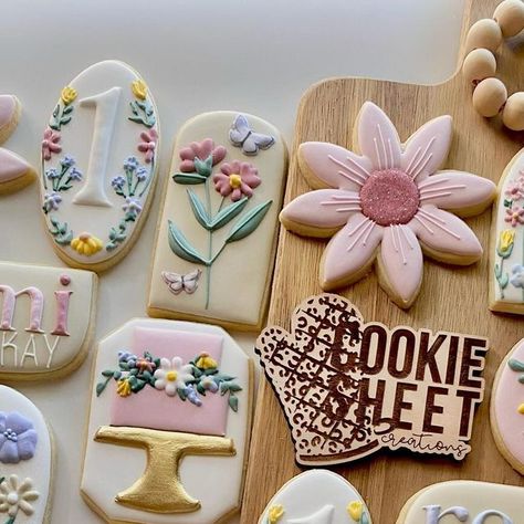 Cookie Sheet Creations on Instagram: "wildflowers for a wild one🤍🌸🌻🪻🌼🌷✨
•
•
•
#wildflowercookies #wildonecookies #firstbirthdaycookies #decoratedcookies #decoratedsugarcookies #birthdaycookies #royalicingcookies" Wildflower Cookies, Birthday Cookies Decorated, Wildflower Birthday, First Birthday Cookies, Flower Cookies, Cookies Decorated, Wild One, Birthday Cookies, Cookie Designs