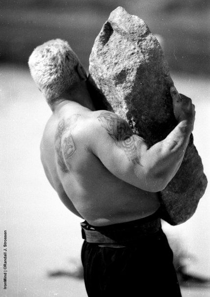 Svend Karlsen carrying the Husafell Stone. Svend was always my favourite strongman and this picture used to give me the inspiration that I needed when going to the gym. Hopefully it will do the same again! Yavanna Aule, Strong Man Competition, Strongman Aesthetic, Powerlifter Physique, Strongman Physique, Body Physique, Weight Lifting Motivation, Strongman Training, World's Strongest Man