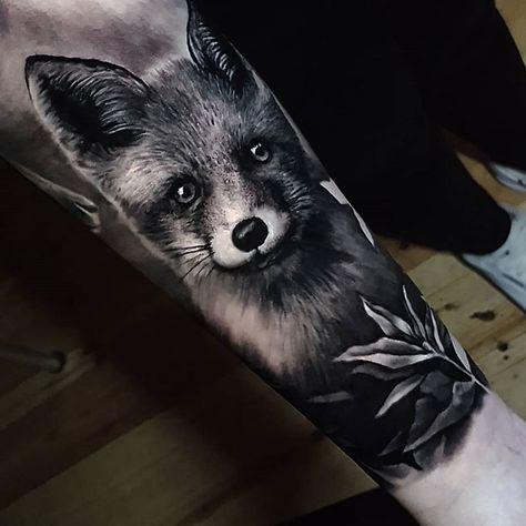 Cute fox by Finn Laudwein, an artist at Der Grimm in Berlin, Germany. Black Fox Tattoo, Fox Tattoo Men, Wildlife Tattoo, Fox Tattoo Design, Wolf Tattoos Men, Animal Sleeve Tattoo, Tier Tattoo, Mens Lion Tattoo, Circle Tattoos