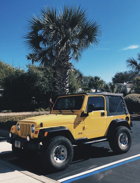 jeep + beach😍😍😍 Old Jeeps Vintage Dream Cars, Yellow Jeep Wrangler Aesthetic, Yellow Jeep Aesthetic, Green Jeep Aesthetic, Colored Jeeps, Jeep Astethic, Small Jeep, Car Interior Ideas, Yellow Jeep Wrangler