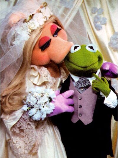 Miss Piggy kissing Kermit in wedding photo Sapo Kermit, Die Muppets, Kermit And Miss Piggy, Fraggle Rock, The Muppet Show, The Muppets, Miss Piggy, Kermit The Frog, Famous Couples