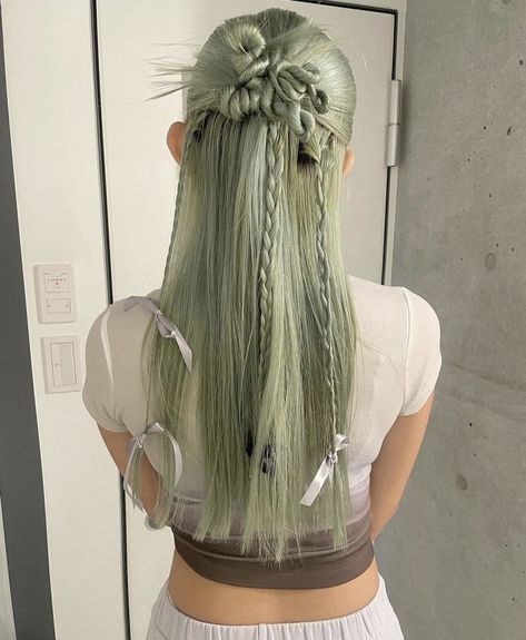 Fun Hairstyles Medium Hair, Funky Hair Styles, Green Hair Aesthetic, Crazy Hair Styles, Editorial Hairstyles, Quirky Hair, Κούρεμα Bob, Easy Bun Hairstyles, Editorial Hair