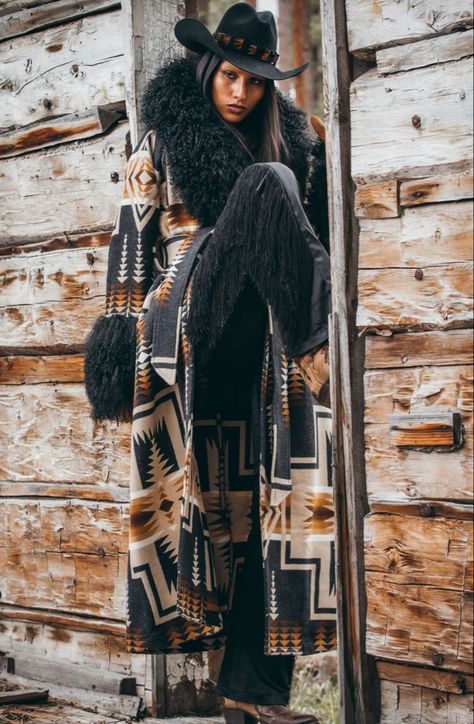 South Western Fashion, Look Boho Chic, Fur Cuffs, Snow Outfit, Winter Boho, Native Style, Native American Fashion, Branding Photoshoot, Style Crush